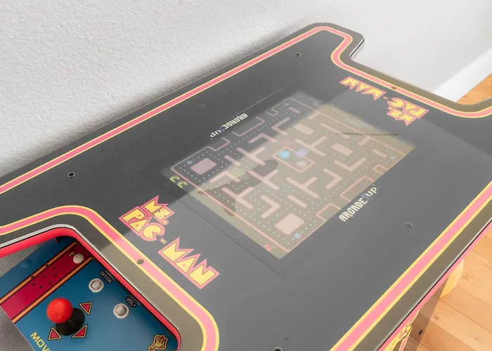 Bloomin' Dunes - Pool Pickleball & Tiki Bar Chandler